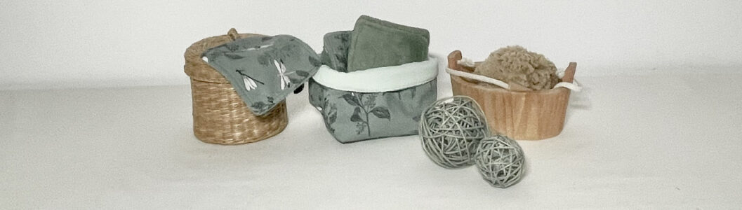 Ensemble panière et lingettes en micro-éponge et popeline motifs Libellules sur fond vert 100% coton