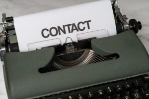 Contactez So Mout' Bzh Une ancienne machine à écrire, symbolisant la communication et le lien direct.