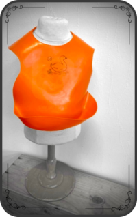 Bavoir orange en plastique vintage