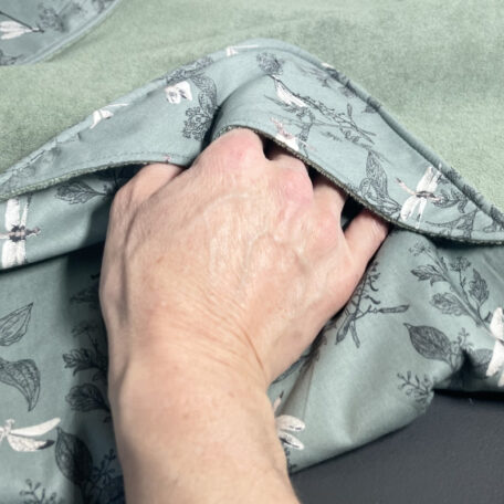 Cape de bain So Mout' micro-éponge verte et popeline motifs libellules sur fond gris vert 100% coton