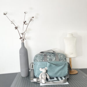 Sac à langer So Mout' velours grosse côtes vert menthe 100% coton et popeline 100% coton motifs libellule gris vert rembourrage laine de brebis avec poche pour tapis à langer