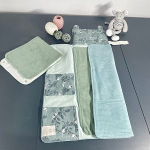 Tapis à langer nomade So Mout' velours grosses côtes vert d'eau, popeline motifs libellules gris vert, micro-éponge verte - 100% coton rembourrage laine de brebis.