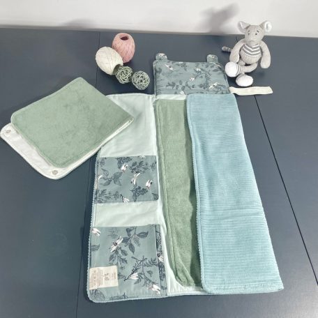 Tapis à langer nomade So Mout' velours grosses côtes vert d'eau, popeline motifs libellules gris vert, micro-éponge verte - 100% coton rembourrage laine de brebis.