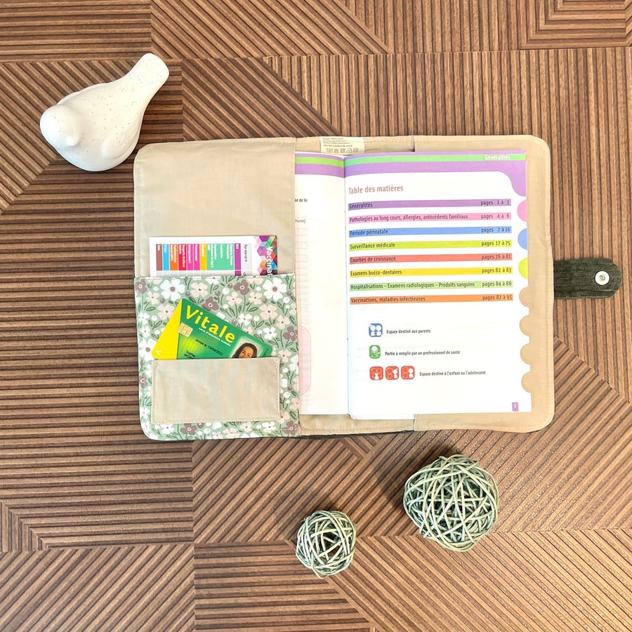 Protège carnet de santé présentation avec carnet + cart vitale